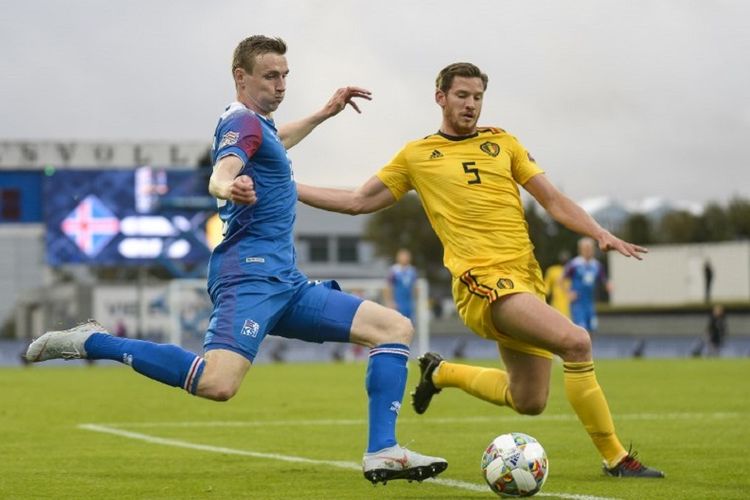 Penyerang Islandia, Jon Dadi Bodvarsson, dikawal ketat oleh bek Belgia, Jan Vertonghen, pada pertandingan UEFA Nations League di Reykjavik, 11 September 2018. 