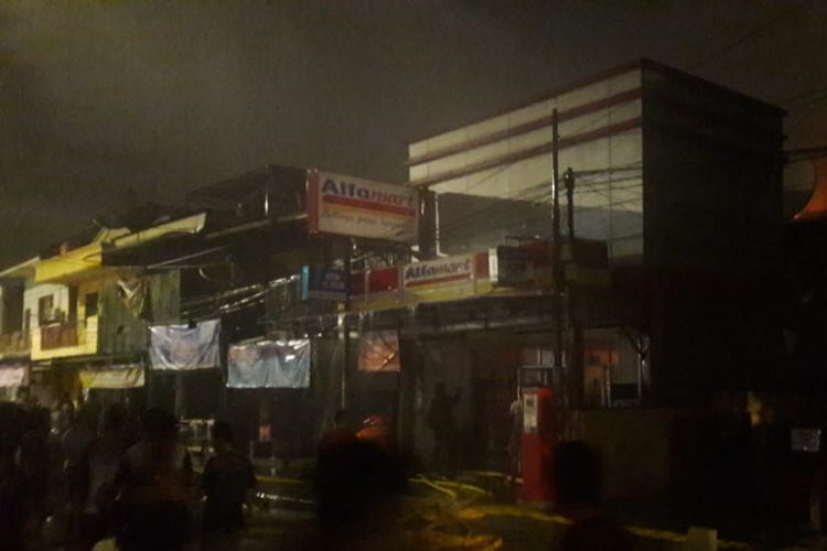Sebuah toko Alfamart di Rawamangun, Jakarta Timur, terbakar, Jumat (19/10/2018).