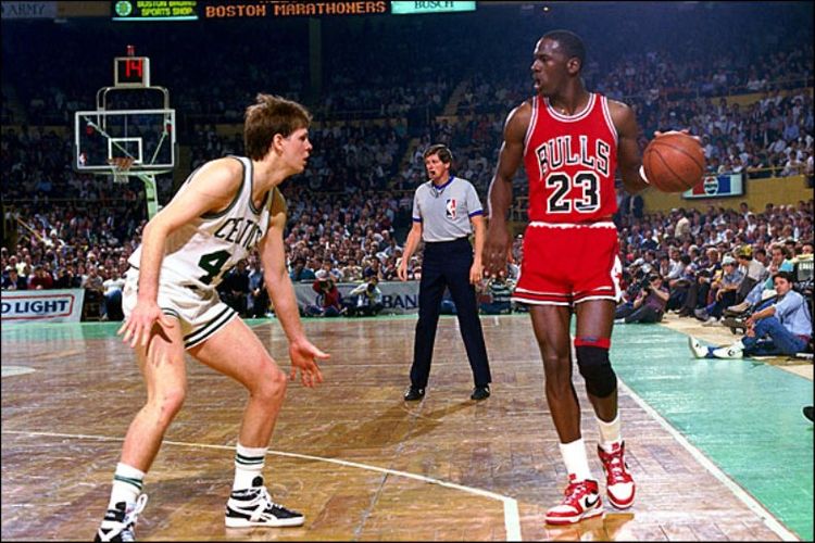 Michael Jordan dengan sepatunya pada `awal karir di NBA