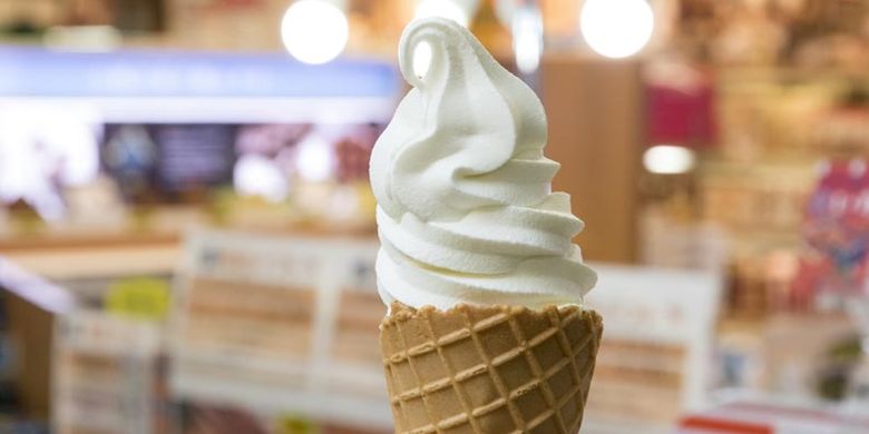 Meski tak bisa dijadikan oleh-oleh, pecinta Shiroi Koibito pasti ingin mencicipi es krim yang dijual dengan harga 340 Yen ini saat berkunjung ke Hokkaido, Jepang.