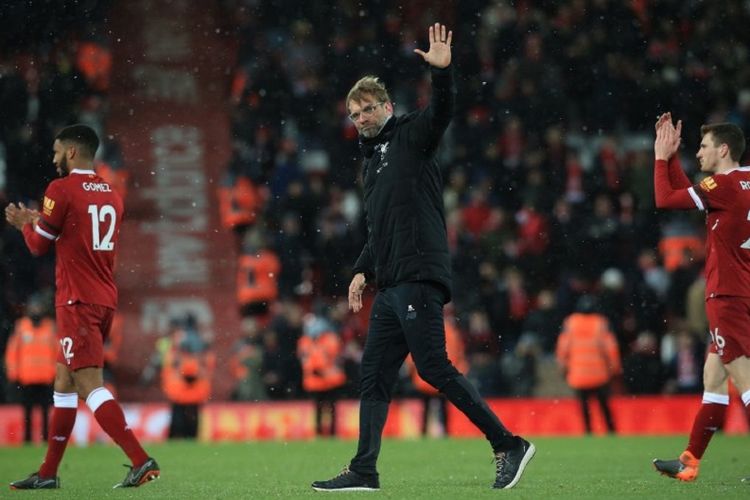 Pelatih Liverpool, Juergen Klopp, membalas aplaus penonton di Stadion Anfield seusai timnya menang telak atas Watford pada laga Premier League, Sabtu (17/3/2018).