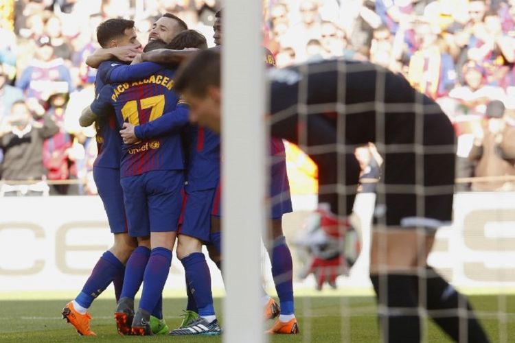 Para pemain Barcelona merayakan gol Paco Alcacer ke gawang Athletic Bilbao pada pertandingan Divisi Primera La Liga di Stadion Camp Nou, Minggu (18/3/2018). 
