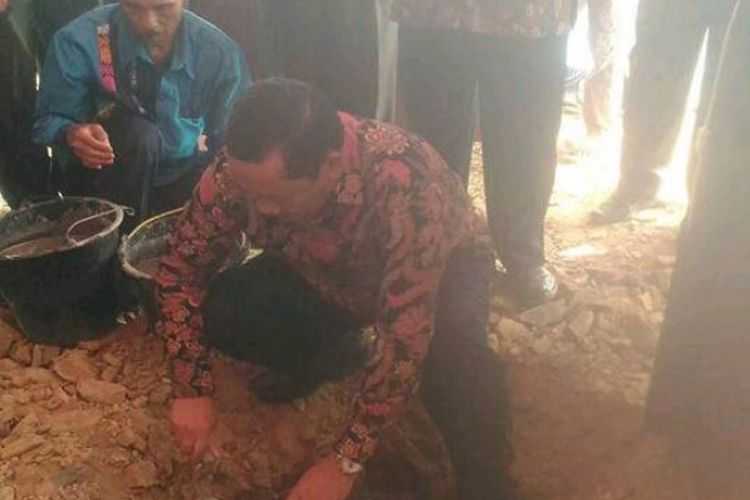 Bupati Samosir Rapidin Simbolon meletakkan batu pertama pembangunan Patung Yesus di Bukit Sibea-bea Kecamatan Harian, Kabupaten Samosir, Sumatera Utara, Minggu (17/6/2018).