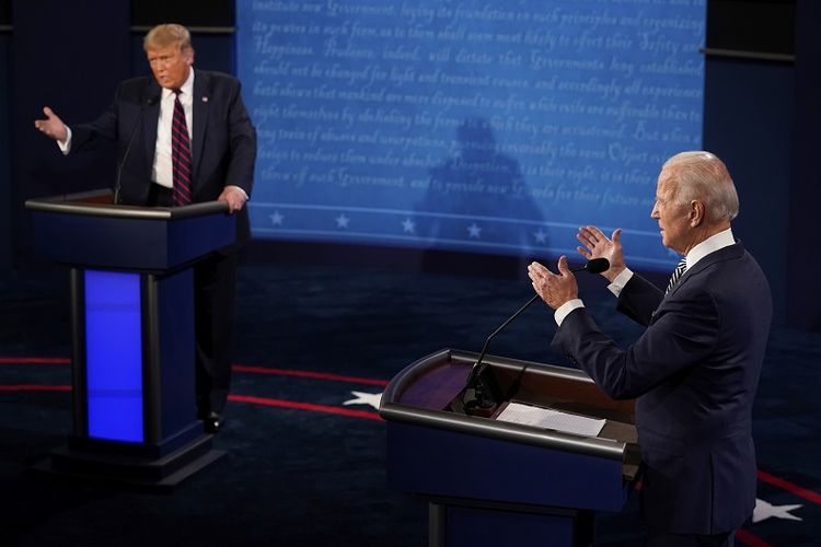 Presiden Donald Trump (kiri) dan calon presiden dari Partai Demokrat, Joe Biden, dalam debat calon presiden pertama pada Selasa, 29 September 2020, di Case Western University dan Cleveland Clinic, di Cleveland, Ohio.