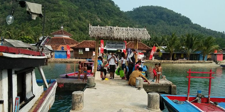 Perempuan Pulau Pahawang, Kabupaten Pesawaran, Provinsi Lampung turut berperan memajukan wisata lewat kuliner khas setempat, Selasa (23/5/2017).