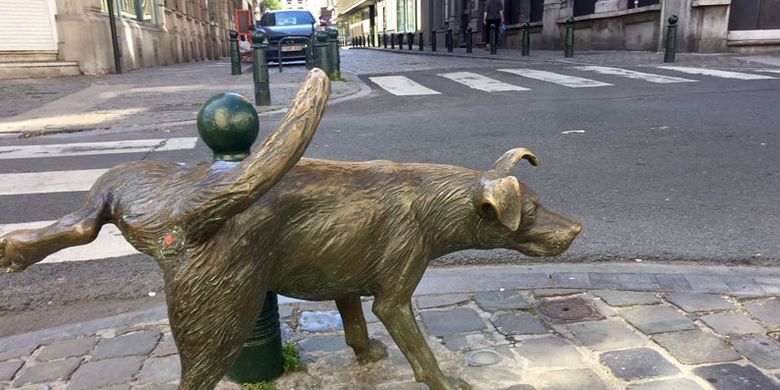 Patung seekor anjing bernama Zinneke Pis sedang buang air kecil. Patung ini berada di daerah sekitar Grand Place, Brussels, Belgia.