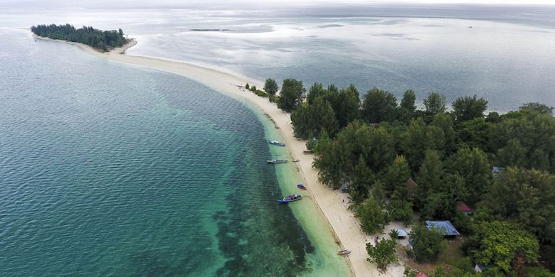Pulau Dodola Besar dan Pulau Dodola Kecil di Kabupaten Morotai, Maluku Utara, yang tersambung dengan jembatan pasir putih saat air laut surut.