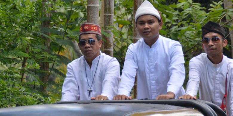 Imam Baru, Pater Gabriel Akhir, SVD berada di atas mobil ketika memasuki Kampung Waekolong, Desa Ranakolong, Kecamatan Kota Komba, Kabupaten Manggarai Timur, Nusa Tenggara Timur, Kamis (12/10/2017).