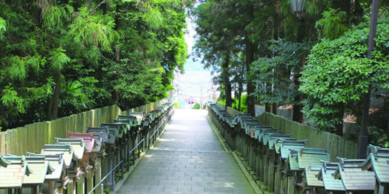 Jalan menuju kuil Hozanji dari stasiun Kintetsu Ikoma di Jepang.
