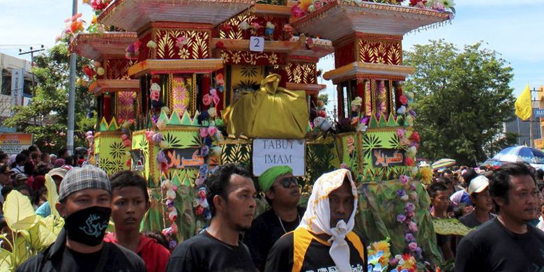 Tabot diarak menuju pemakaman umum Karbela di Kota Bengkulu, Provinsi Bengkulu, Kamis (14/11/2013). Di Kota Bengkulu, ritual tabot ini dilakukan pada tanggal 1-10 Muharam setiap tahunnya. Ritual ini dilakukan untuk memperingati wafatnya cucu Nabi Muhammad SAW, Husein, di Padang Karbala.
