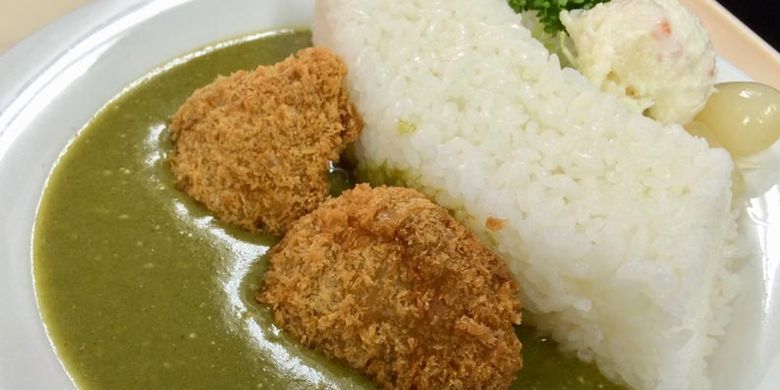 Sambil melepas lelah, Anda bisa mengunggah foto makanan yang dijual di Bendungan Kurobe, Jepang. Misalnya kare yang menggambarkan bentuk dari bendungan ini.