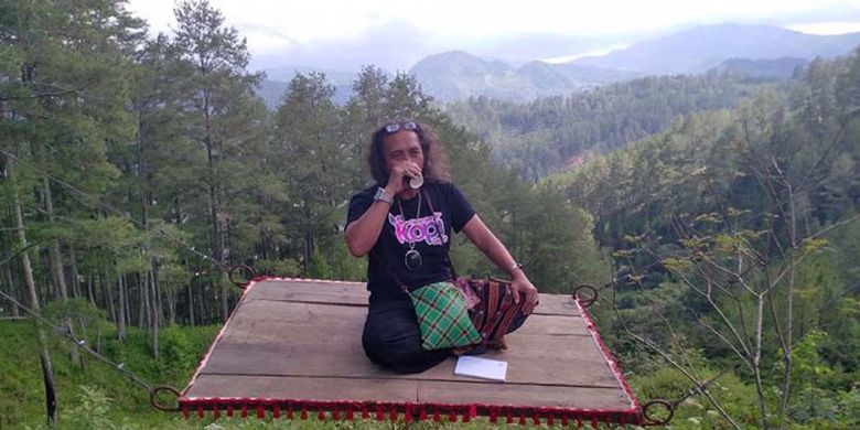Wartawan Serambi Indonesia, Fikar W Eda ikut menikmati sensasi permadani terbang di Burni Telege, obyek wisata yang sedang viral di Takengon, Aceh Tengah.