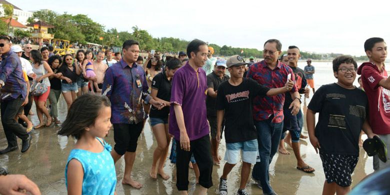 Presiden Joko Widodo (Jokowi) mengunjungi kawasan Kuta, Bali, Jumat (22/12/2017) sore. Ia sempat mengabadikan perjalanannya di Pantai Kuta dalam bentuk video blog (vlog).