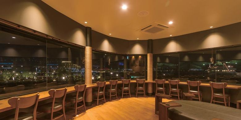 Starbucks Kobe Meriken Park di Kobe, Jepang ini memiliki panorama pemandangan Kobe di malam hari. Anda dapat bersantai di lantai dua bangunan ini.