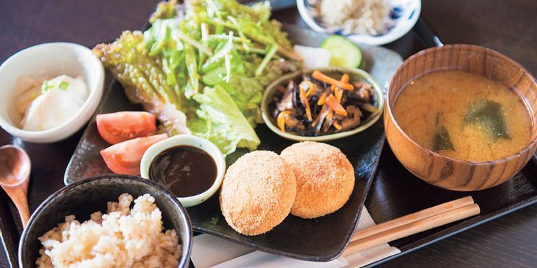 Set menu makan siang Okara Korokke-zen di Kafe Tsubame, Jepang, adalah hidangan sehat yang tidak menggunakan daging.