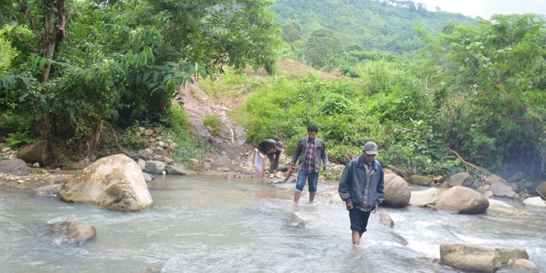 Perjalanan menuju Wilayah Elar dan Elar Selatan, di Kabupaten Manggarai Timur, Flores, Nusa Tenggara Timur, Minggu (28/1/2018).