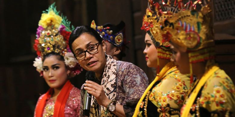 Menteri Keuangan Sri Mulyani (tengah) memberikan sambutan di antara para penari Gandrung saat melakukan kunjungan untuk mengetahui kesiapan Banyuwangi menyambut Annual Meeting IMF-World Bank, di Banyuwangi, Jawa Timur, Kamis (1/3/2018). Annual Meeting IMF-World Bank akan dihadiri sedikitnya 18.000 anggota delegasi dari 189 negara di Bali pada Oktober 2018.