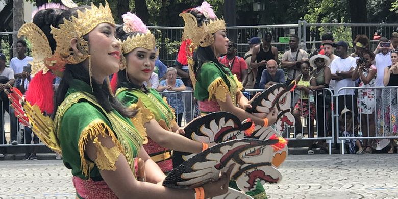 Indonesian Diaspora Network France tampil di Champs Elysées, Paris, pada acara Carnaval Tropical Paris 2018, Minggu (1/7/2018). Indonesia menjadi satu-satunya negara Asia yang ikut dalam karnaval tersebut.