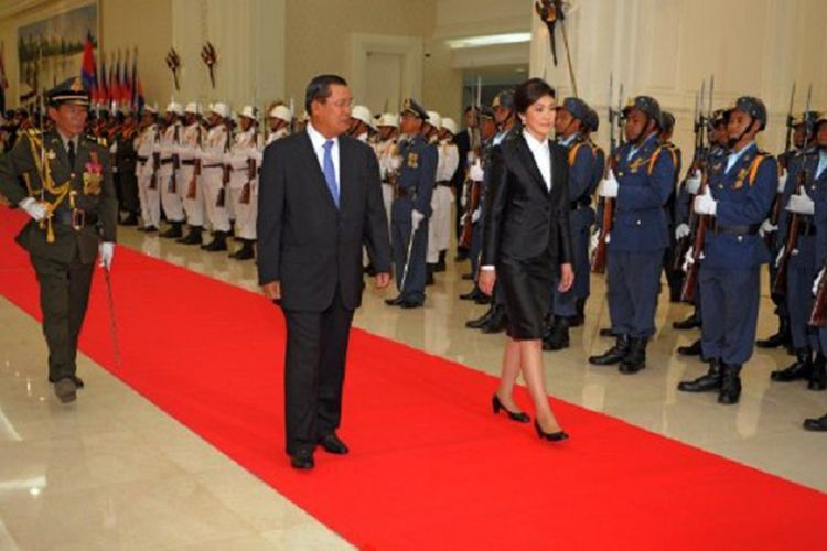 Yingluck Shinawatra ketika sedang menjabat sebagai Perdana Menteri Thailand bersama dengan Perdana Menteri Kamboja Hun Sen di ibukota Kamboja Phnom Penh
