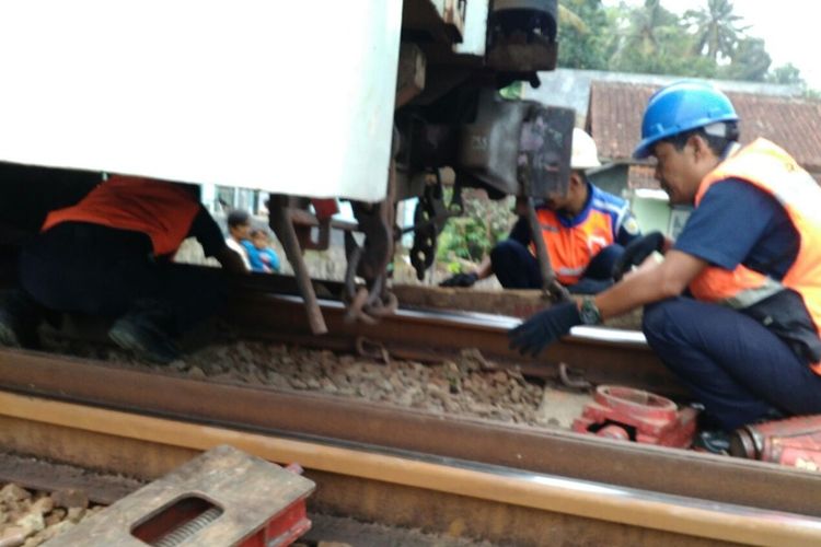 Petugas saat memeriksa gerbong KA Lodaya yang anjlok di Garut, Kamis (22/3/2018) siang. 