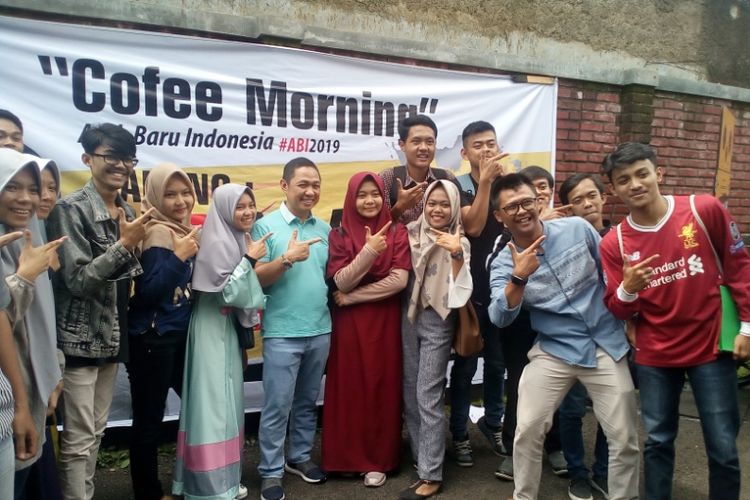 Anis Matta melayani para pemuda di Garut berfoto bersama usai jadi pembicara dalam acara ngopi bareng Anis Matta, di Badami Cafe, Tarogong Kidul Rabu (11/4/2018).