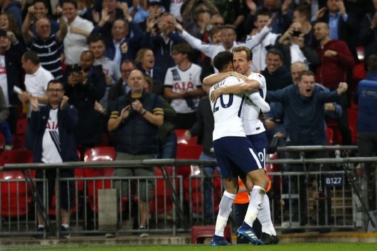 Harry Kane dan Son Heung-min merayakan gol Tottenham Hotspur ke gawang Newcastle United pada pertandingan Premier League di Stadion Wembley, 9 Mei 2018. 