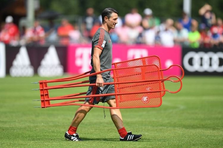 Pelatih Bayern Muenchen, Niko Kovac, saat memimpin latihan timnya di Rottach-Egern, 6 Agustus 2018. 