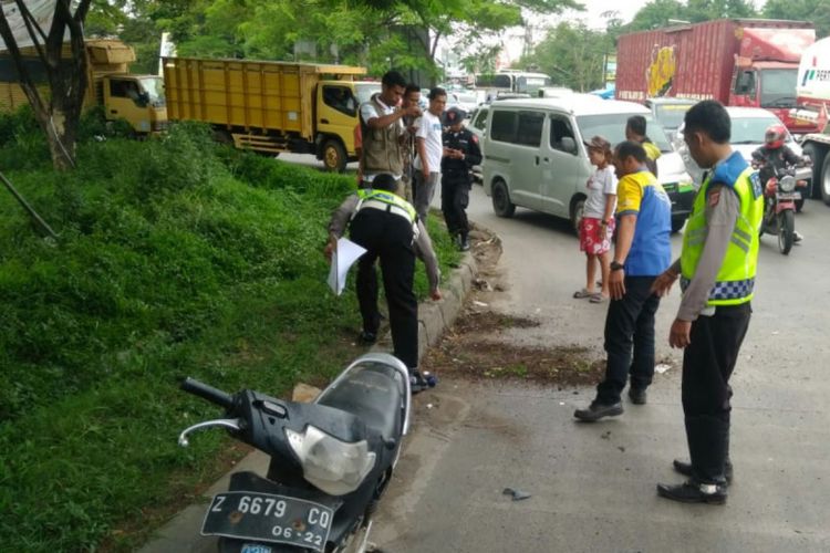 Polisi melakukan olah TKP di lokasi kecelakaan maut di Bundaran ABC, Jalan Raya Bandung-Garut, Rabu (30/1/2019) sore.