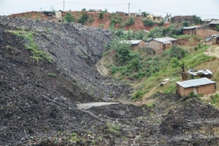 Permukiman semi-permanen di Chibuabuar, Mozambik, diterjang sampah yang menggunung setelah melewati bencana yang disebabkan oleh Siklon Kenneth. (AFP/EMIDIO JOZINE).