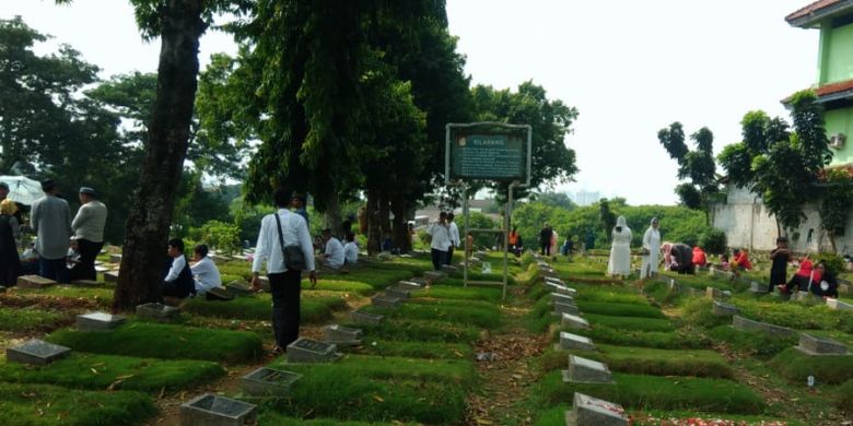 Suasana Hari Pertama Lebaran Jumat (15/6/2018) di TPU Jogol, Kembangan, Jakarta Barat