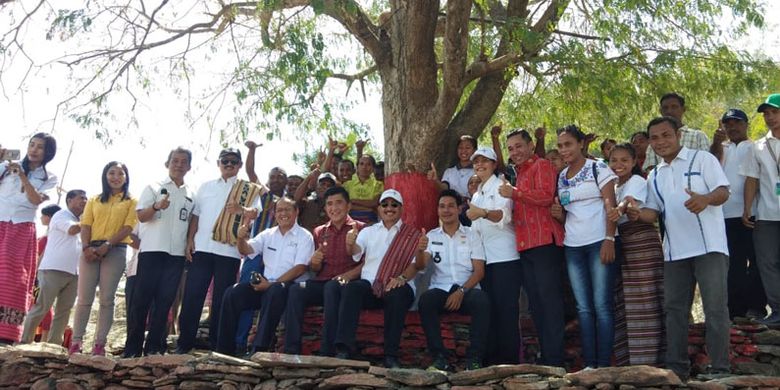 Menteri Pariwisata Arief Yahya menyempatkan diri melihat langsung pohon Asam Jokowi di Desa Tulakadi, Kecamatan Tasifeto Timur, Kabupaten Belu, Nusa Tenggara Timur (NTT), Kamis (4/10/2018). Pada tahun 2014, Presiden Joko Widodo, pernah singgah dan duduk bercerita dengan warga setempat, serta memberikan uang sebanyak Rp 112 juta kepada warga.