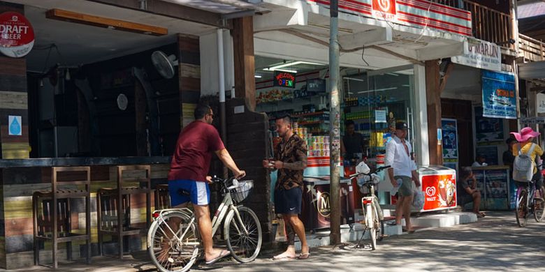 Wisatawan di Gili Trawangan, Kabupaten Lombok Utara, NTB, Kamis (21/2/2019).