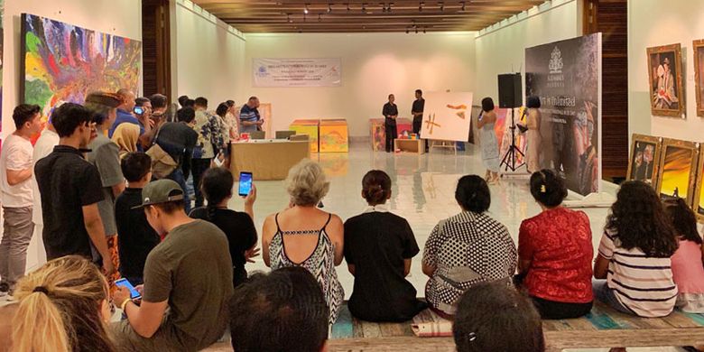 Arya Trimni Putra berhasil memecahkan Rekor Muri yakni melukis 1.000 lukisan abstrak di atas kanvas secara terus menerus dalam waktu 30 hari, dari 14 Februari hingga 16 Maret 2019 di Sudakara ArtSpace, Sudamala Suites & Villas, Sanur, Bali.