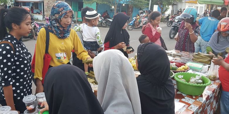 Pengunjung yang sedang membeli kue Brangko Pisang di Jalan Hasanudin, Kelurahan Kota Baru, Kecamatan Alok, kota Maumere, Kabupaten Sikka, NTT, Jumat (10/5/2019).