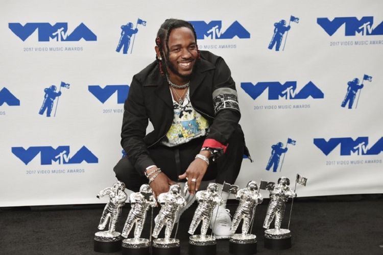 Artis musik hip hop Kendrick Lamar berpose dengan enam trofi Moon Person, dari MTV Video Music Awards yang digelar di The Forum, Inglewood, California, Minggu (27/8/2017).