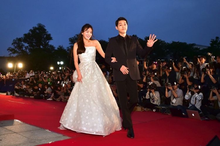 Pasangan artis asal Korea Selatan Song Joong Ki (kiri) dan Song Hye Kyo berpose di karpet merah acara tahunan BaekSang Art Awards ke-52 di Seoul, pada 3 Juni 2016. 