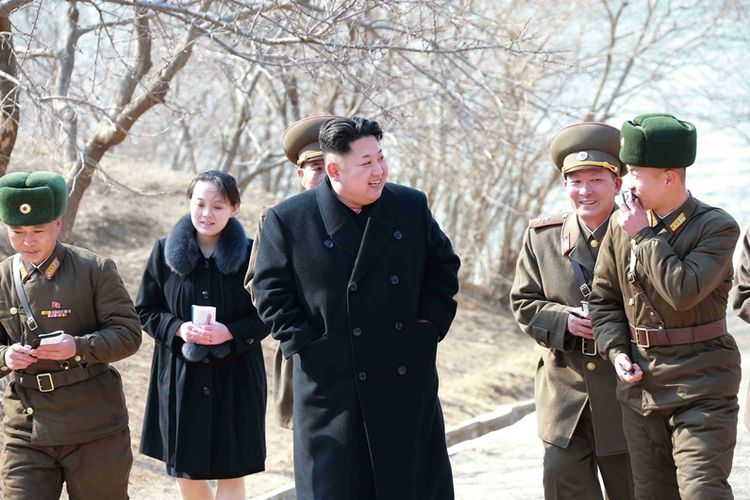 Foto bertanggal 12 Maret 2015 memperlihatkan adik Kim Jong Un, Kom Yo Jong (belakang, bermantel hitam) tengah mendampingi sang kakak meninjau perusahaan senjata, Sin Islet, di Provinsi Kangwon.