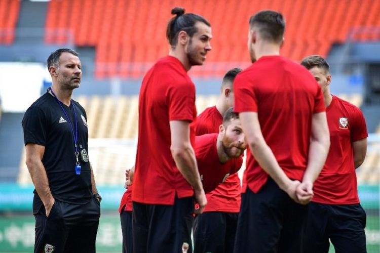 Pelatih timnas Wales, Ryan Giggs, memimpin latihan Gareth Bale dkk di Nanning, Selasa (20/3/2018). 