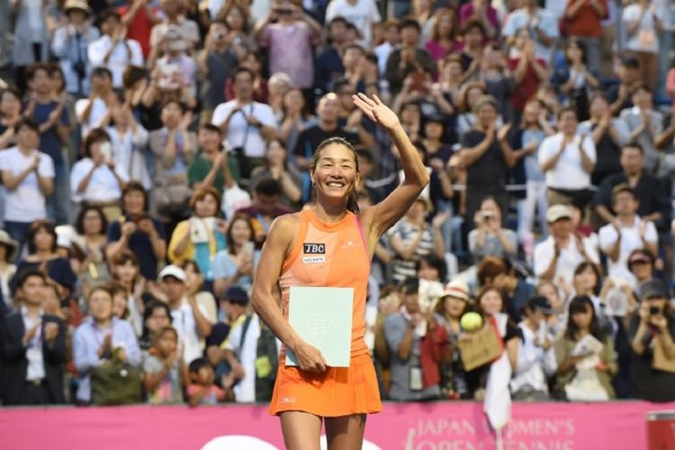 Petenis putri Jepang, Kimiko Date, melambaikan tangan kepada para penggemarnya setelah menjalani pertandingan terakhirnya saat melawan petenis Serbia, Aleksandra Krunic, pada putaran pertama turnamen Japan Womens Open 2017 di Tokyo pada 12 September 2017.