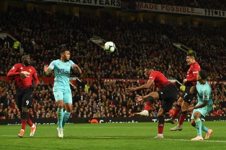 Alexis Sanchez mencetak gol penentu pada laga Manchester United vs Newcastle United dalam lanjutan Premier League di Stadion Old Trafford, Sabtu (6/10/2018). 