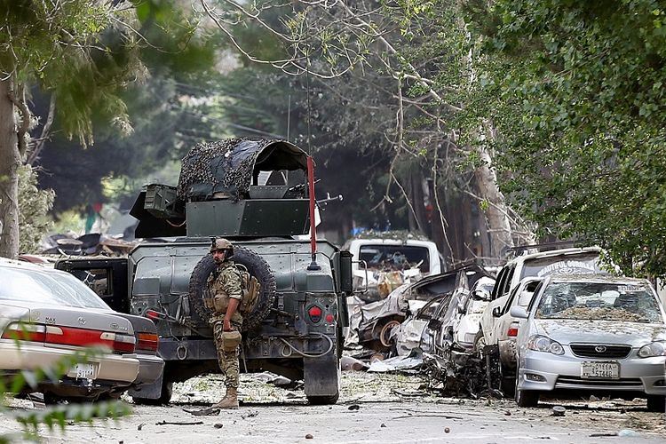 Seorang anggota pasukan keamanan Afghanistan terlihat sedang berjaga-jaga setelah serangan pria bersenjata di Kabul, Afghanistan, Rabu (8/5/2019). (REUTERS/Mohammad Ismail)