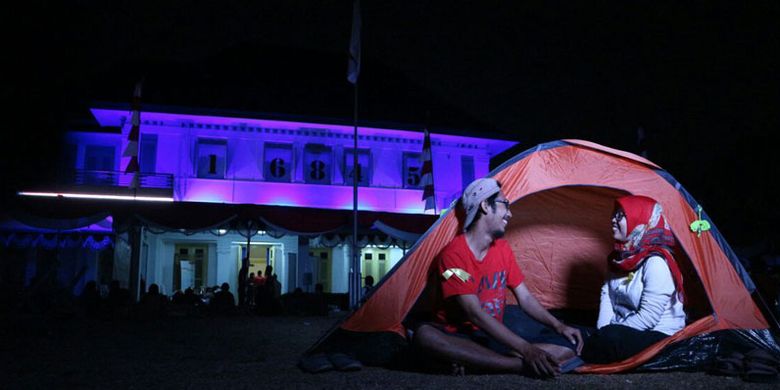 Yayan Kuswara (25) dan Linda Fitria (27) mendirikan tenda di taman Museum Perumusan Naskah Proklamasi Jakarta, Rabu (16/8/2017) dini hari sekitar pukul 02.30 WIB.