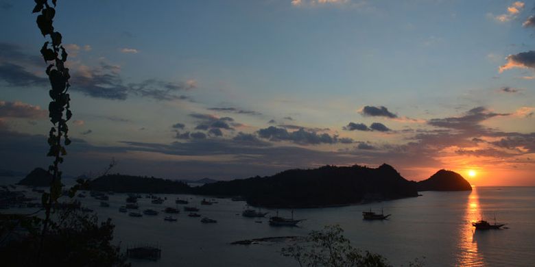 Keunikan teluk Labuan Bajo saat matahari terbenam, Minggu (27/8/2017). Ratusan kapal nelayan memadati teluk Labuan Bajo, Manggarai Barat, Flores, NTT.