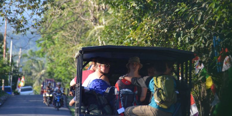 Turis Belgia naik mobil pickup dari Kota Borong menuju ke Kampung Mbeling, Desa Gurung Liwut, Kecamatan Borong, Manggarai Timur, Flores, Nusa Tenggara Timur, Minggu (13/8/2017).