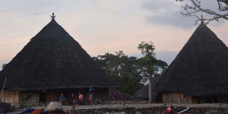 Kampung adat Mbaru Gendang Ruteng Puu di Kecamatan Langke Ruteng, Kabupaten Manggarai, Flores, Nusa Tenggara Timur salah satu kampung tertua di wilayah Flores Barat.