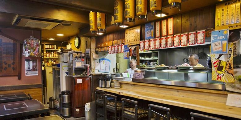 Restoran Yanagi-bashi Kadoju, dekat Stasiun Nagoya, Jepang. Begitu membuka pintu restoran, pengunjung akan melihat berbagai macam barang peninggalan yang berhubungan dengan sumo.  