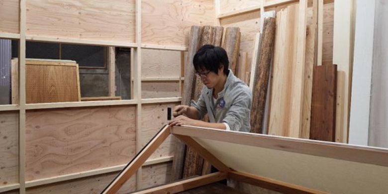 Do It Yourself atau DIY sedang ngetren di Jepang, termasuk di Kota Nagoya. Di sini terdapat toko lifestyle bertema DIY bernama Eight Town yang dibuka sejak 2014. Pelanggan bisa melihat proses pembuatan perabotan rumah tangga serta merakit barang yang akan dibeli di sini.