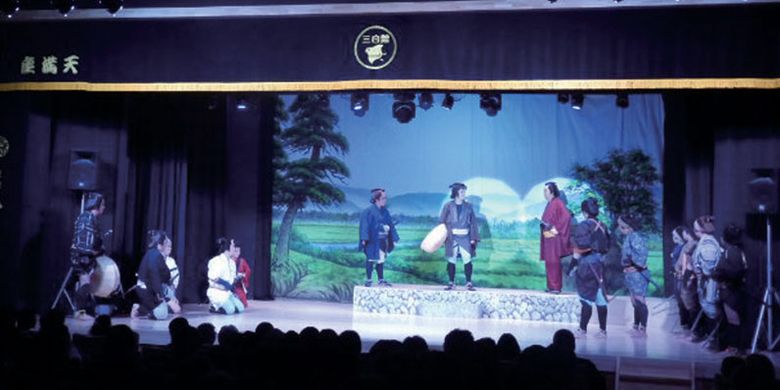 Menonton teater di Akashi Hommachi Mihakukan di Kota Akashi, Prefektur Hyogo, Jepang. 