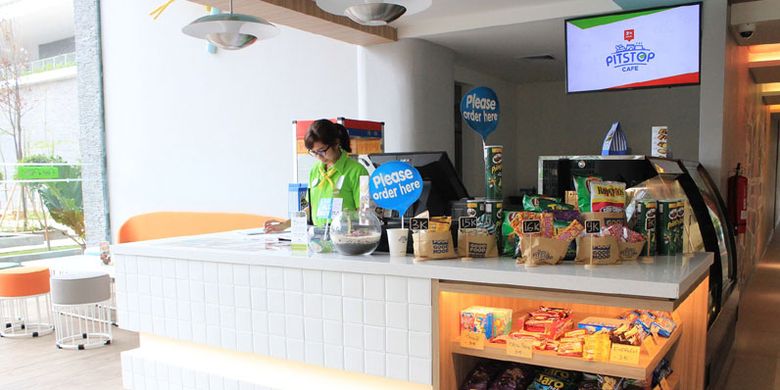 PitStop, sebuah lobi dan ruang tunggu yang santai perpaduan antara kafe dan convenience store di POP! hotel.