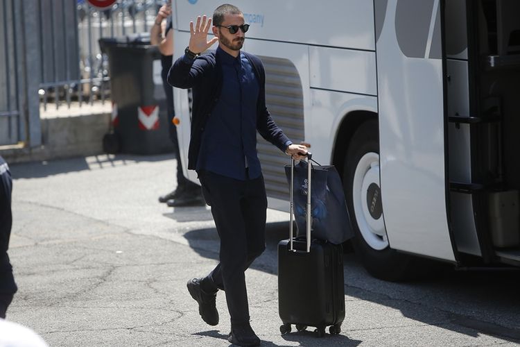 Bek Juventus, Leonardo Bonucci, melambaikan tangan kepada fans ketika dia dan rekan-rekannya tiba di bandar udara Turin pada 4 Juni 2017, sehari setelah menelan kekalahan 1-4 dari Real Madrid pada final Liga Champions di Cardiff. 